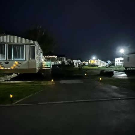 Tattershall Lakes Hot Tub Lodge Breaks Exterior photo