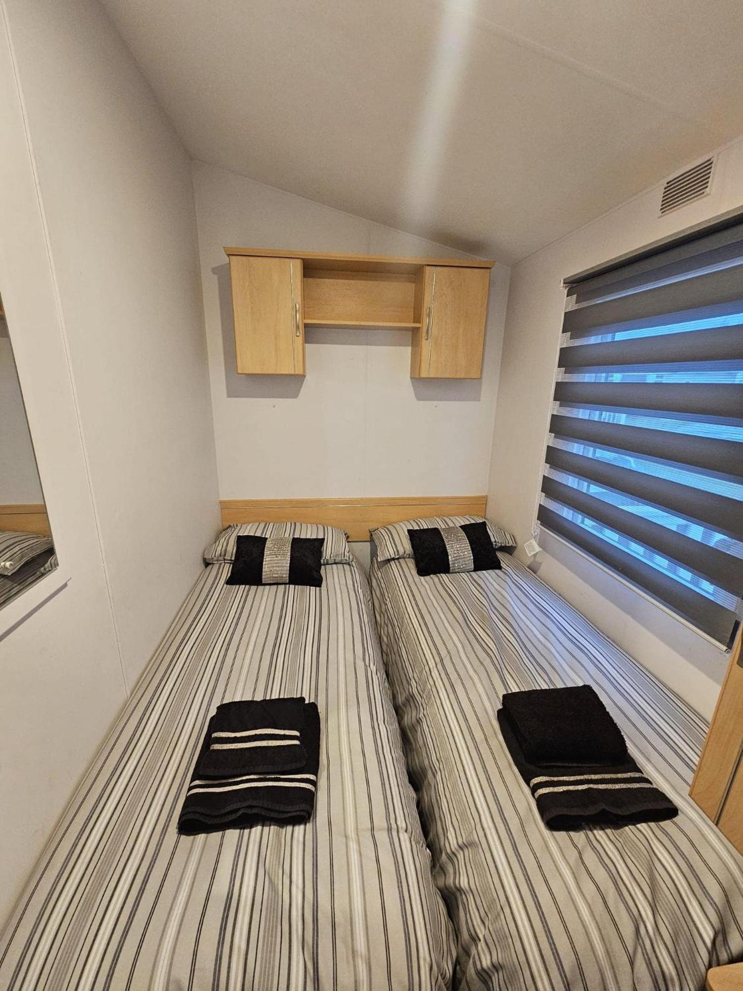 Tattershall Lakes Hot Tub Lodge Breaks Exterior photo