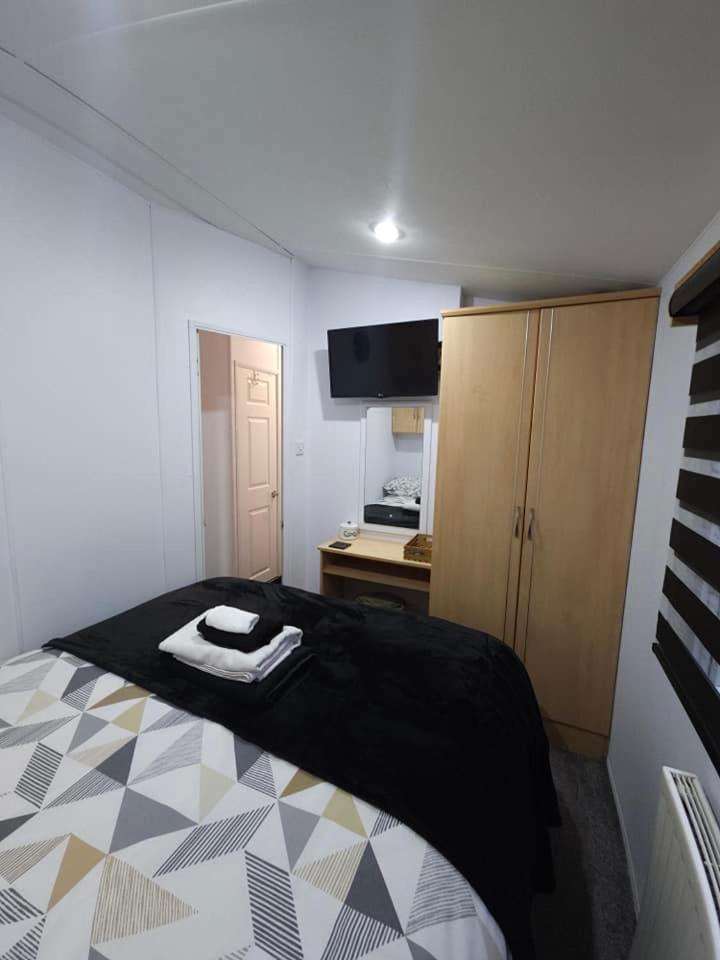 Tattershall Lakes Hot Tub Lodge Breaks Exterior photo