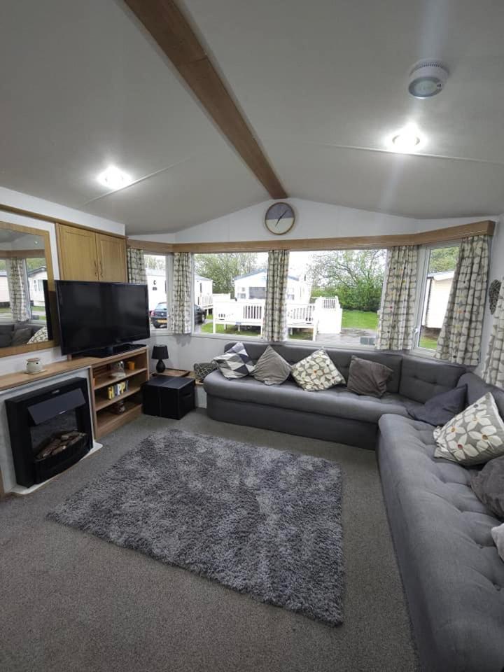 Tattershall Lakes Hot Tub Lodge Breaks Exterior photo