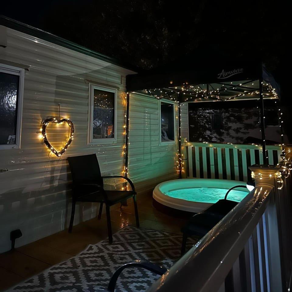 Tattershall Lakes Hot Tub Lodge Breaks Exterior photo